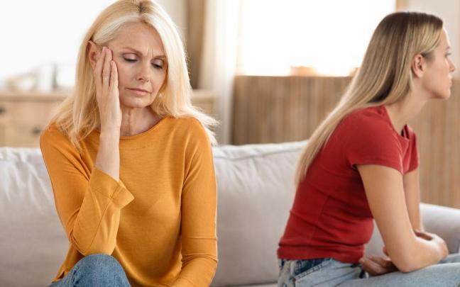 Una madre y su hija adolescente tras una discusión.