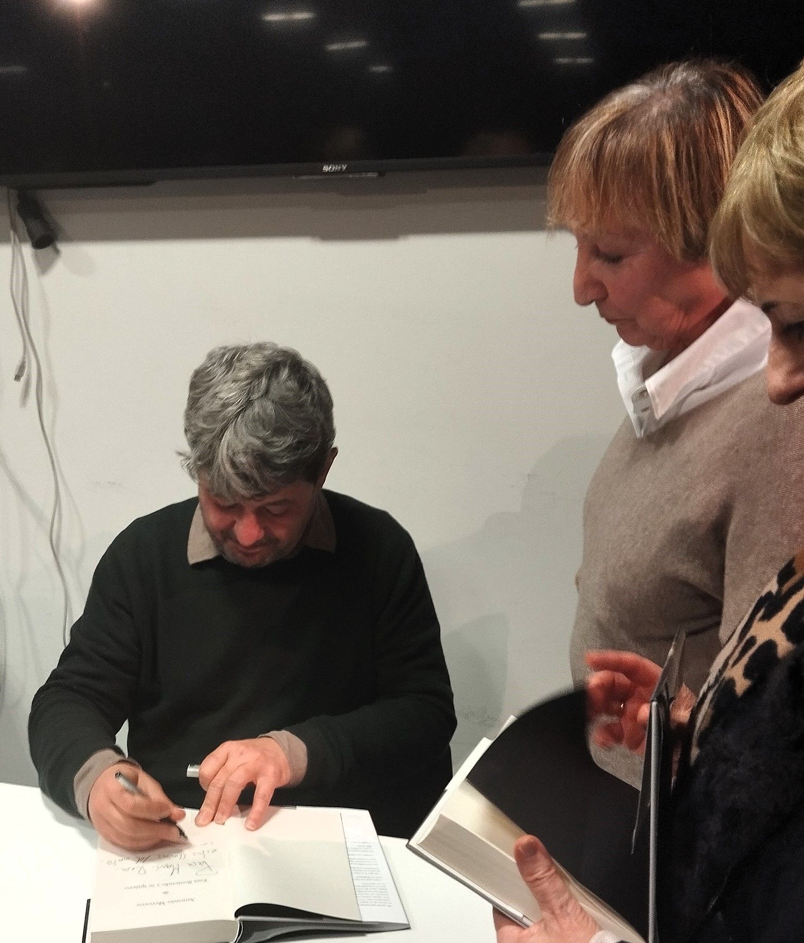 Mercero firmando libros, tras su presentación.
