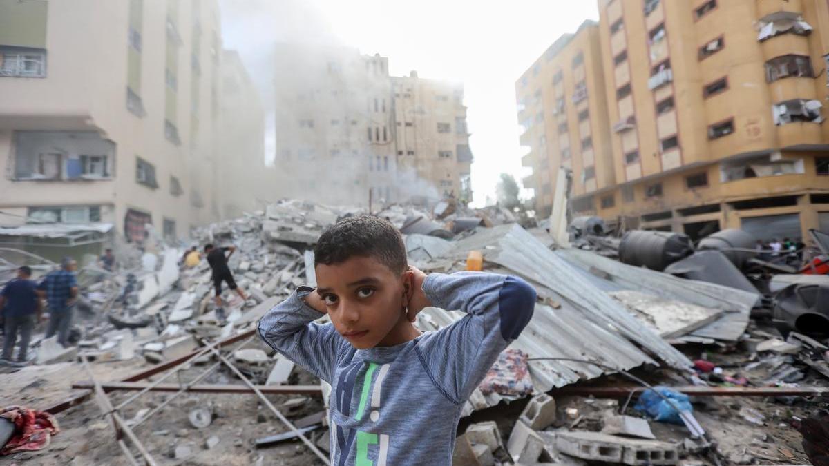 Un niño palestino ante las ruinas provocadas por un bombardeo israelí sobre Gaza.