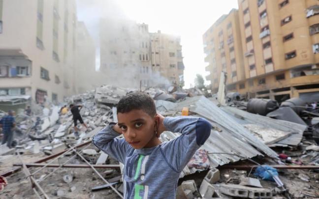 Un niño palestino ante las ruinas provocadas por un bombardeo israelí sobre Gaza.