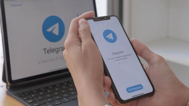 Logotipo de Telegram en un teléfono móvil y en un ordenador portátil.