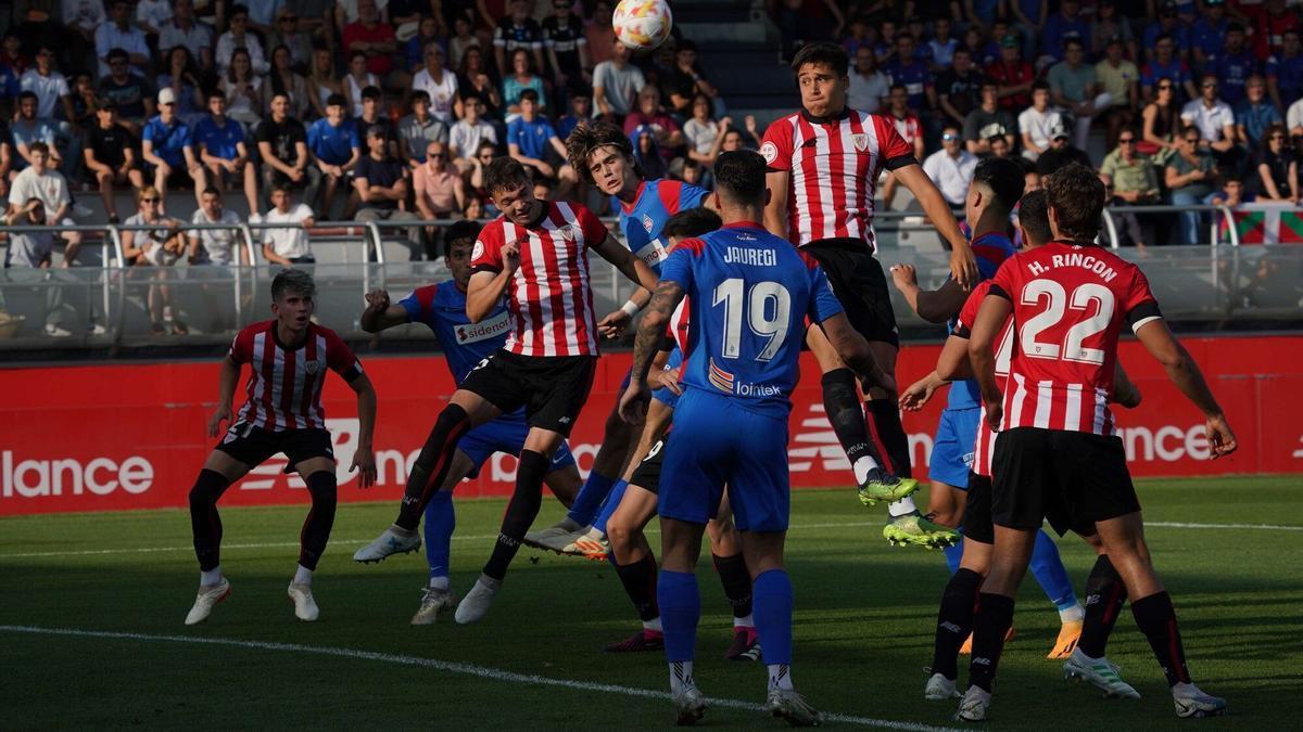 Imagen del derbi que cerró la pasada temporada de la Primera RFEF entre el Bilbao Athletic y el Amorebieta.