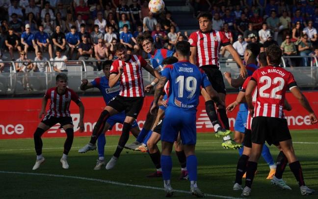 Imagen del derbi que cerró la pasada temporada de la Primera RFEF entre el Bilbao Athletic y el Amorebieta. Imagen del derbi que cerró la pasada temporada de la Primera RFEF entre el Bilbao Athletic y el Amorebieta.
