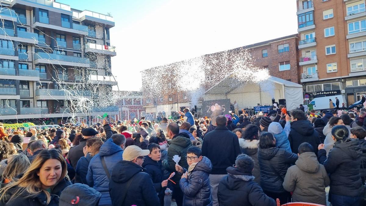 La plaza Arizgoiti de Basauri se llena de txikis y familias durante las campanadas infantiles