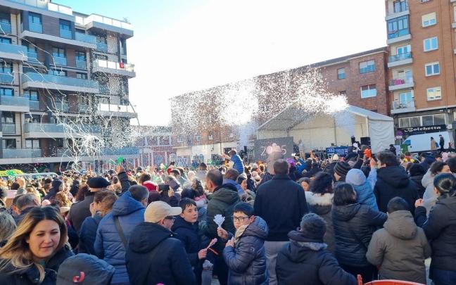La plaza Arizgoiti de Basauri se llena de txikis y familias durante las campanadas infantiles