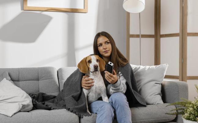 Una joven con su mascota.