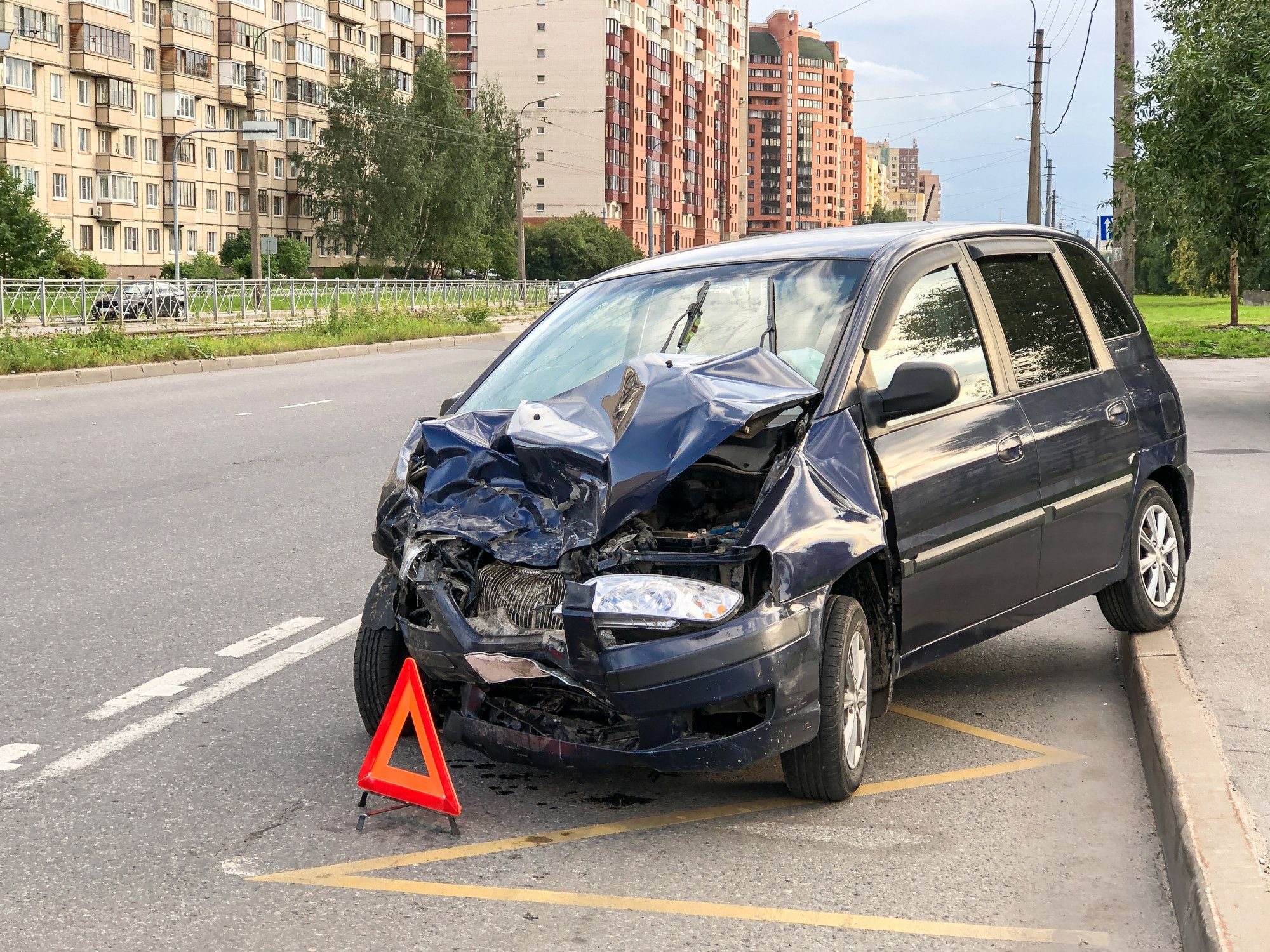 Un coche con la parte delantera dañada tras sufrir una colisión.