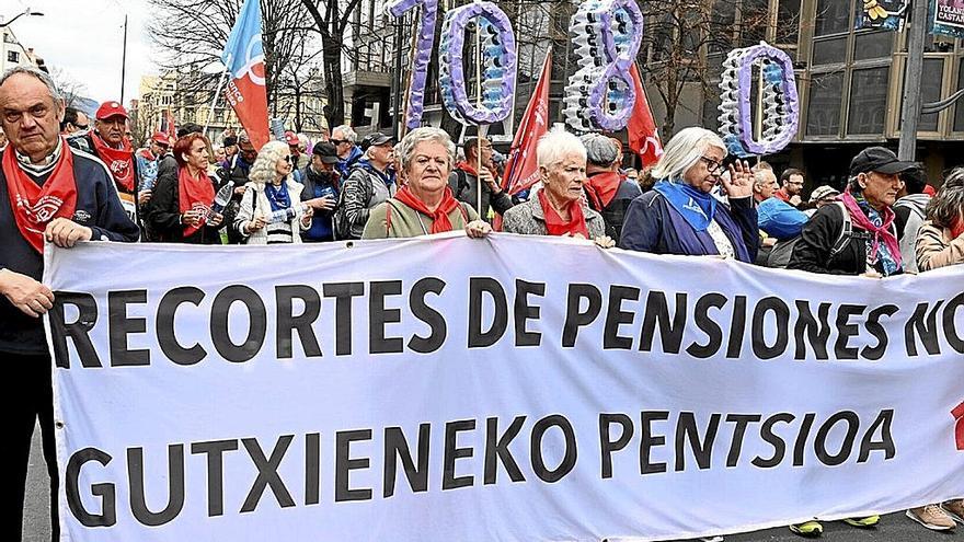 Imagen de la cabecera de la marcha, que recorrió las calles del centro de la capital vizcaina.