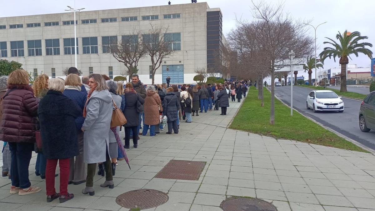 Cientos de personas aguardan para acceder al funeral por las víctimas de Adamuz.
