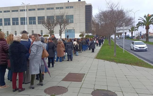 Cientos de personas aguardan para acceder al funeral por las víctimas de Adamuz.