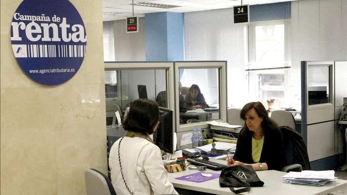 Realización de la declaración de la renta en una sede de la AgenciaTributraria.