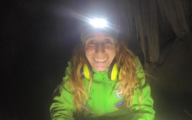 Beatriz Flamini, dentro de la cueva. Beatriz Flamini, dentro de la cueva.