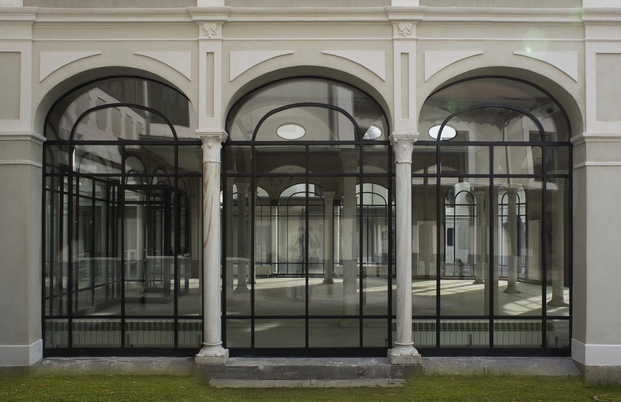 Detalle de unos ventanales del Palacio Lamuza en Laudio