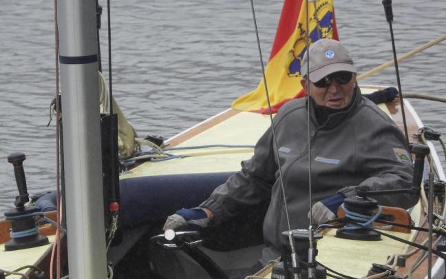 Juan Carlos I concluye el entrenamiento a bordo del 'Bribón'. Juan Carlos I concluye el entrenamiento a bordo del 'Bribón'.