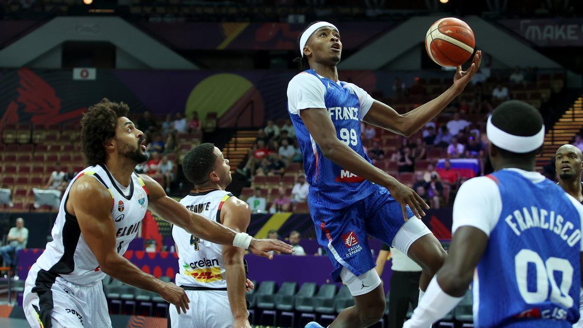 Los belgas Jean-Marc Mwema (i) y Emanuel Lecomte (2i) ante Bilal Coulibay (2-d), de Francia, durante el partido.
