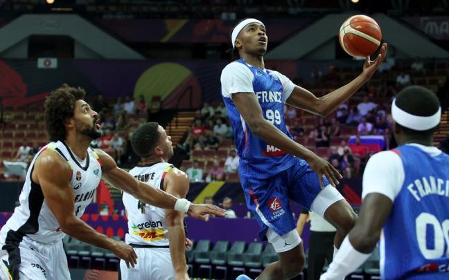 Los belgas Jean-Marc Mwema (i) y Emanuel Lecomte (2i) ante Bilal Coulibay (2-d), de Francia, durante el partido.
