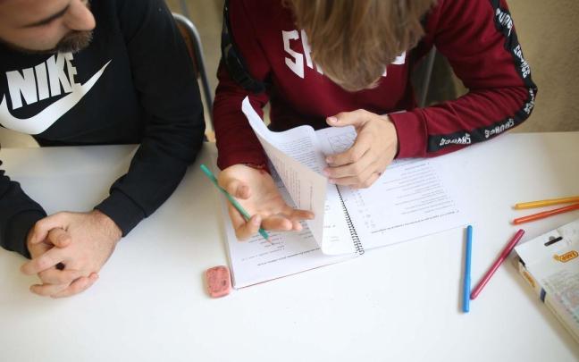 Un profesor explica la lección a un estudiante.