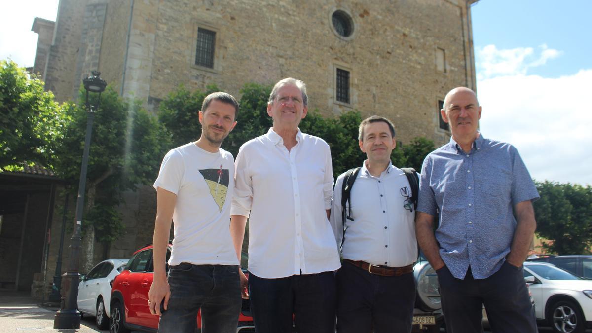 Josu González, Valen Moñux, Ander Errasti y Andoni Larrañaga delante de la fachada oeste de la iglesia, por cuya ventana atravesará la luz solar.
