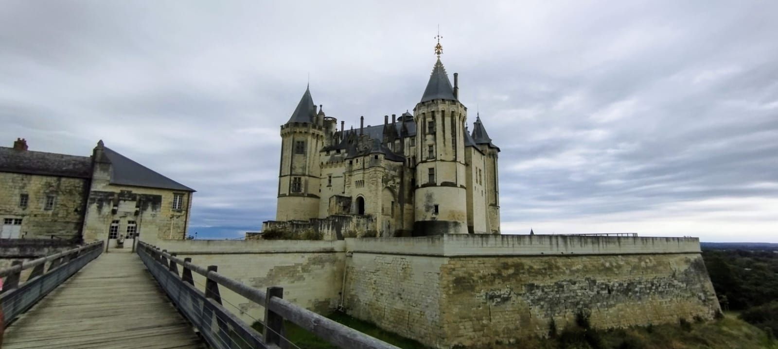 El castillo de Saumur domina la ciudad y el castillo desde lo más alto.