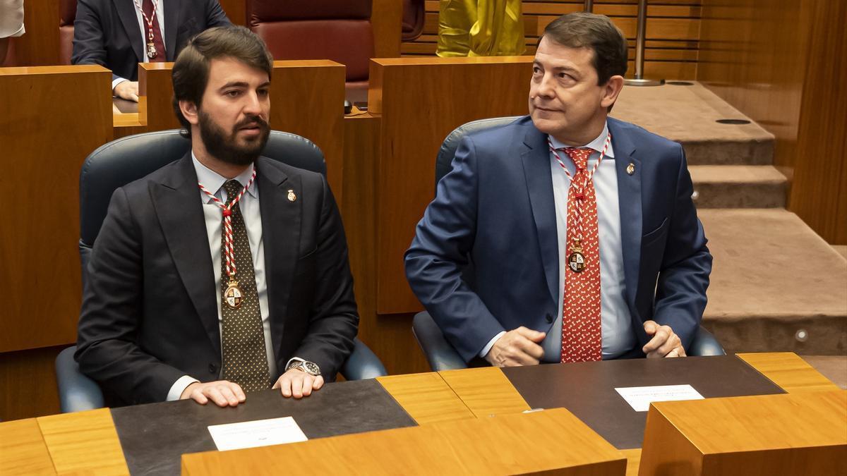 El vicepresidente de la Junta de Castilla y León, Juan García-Gallardo (i), de Vox, y el Presidente de la Junta de Castilla y León, Alfonso Fernández Mañueco (d), del PP.