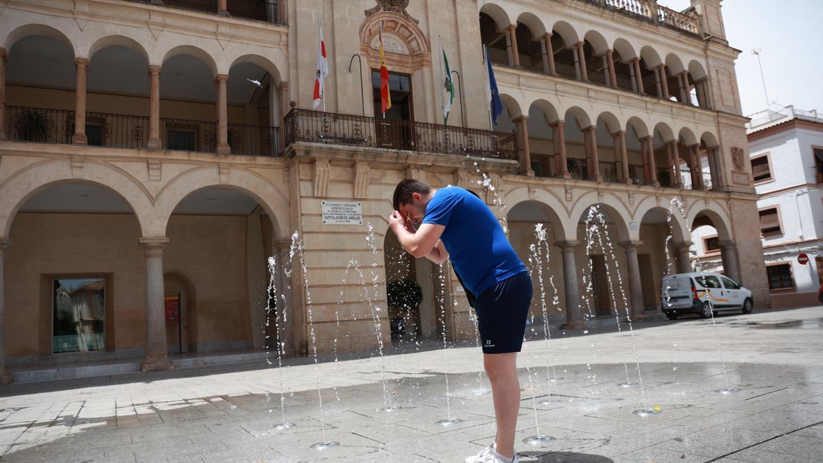 Un joven se refresca en plena ola de calor