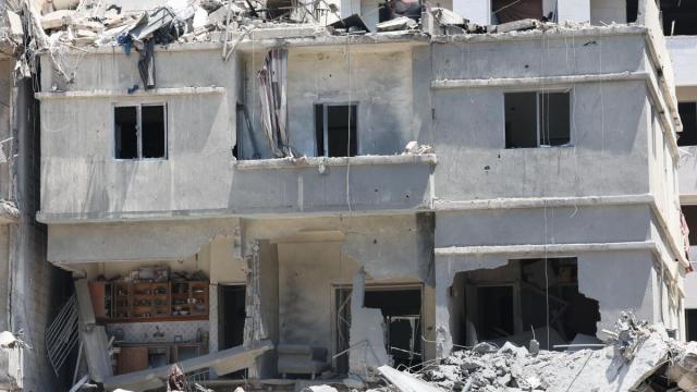 Edificios destruidos tras un ataque aéreo israelí contra la ciudad de Tiro, en el Líbano.