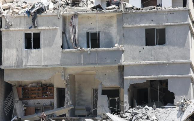 Edificios destruidos tras un ataque aéreo israelí contra la ciudad de Tiro, en el Líbano.
