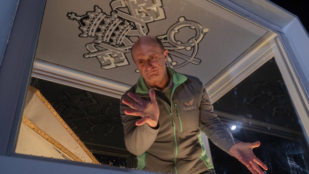 La historia funciona además como homenaje a la mítica película 'La cabina' de Antonio Mercer