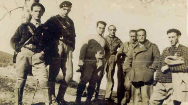 Cándido Saseta visitando al batallón de ametralladoras Saseta asentado en Lekeitio.
