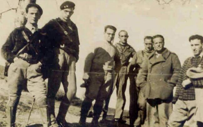 Cándido Saseta visitando al batallón de ametralladoras Saseta asentado en Lekeitio.