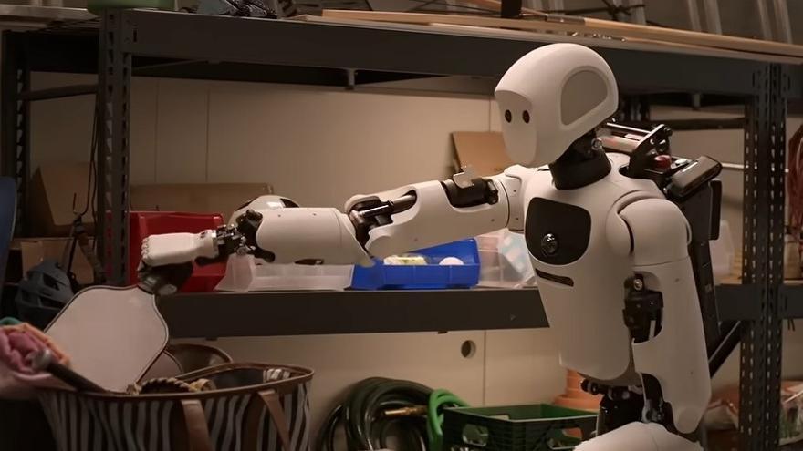 Un robot humanoide equipado con Gemini Robotics manipula objetos durante una demostración de sus capacidades.