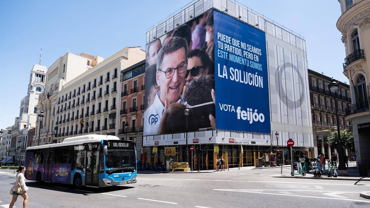 Una lona que muestra el lema "Vota Feijóo" y el rostro del candidato del PP a la presidencia del Gobierno español.