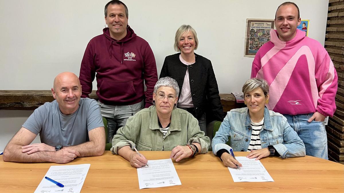 Momento de la firma del convenio de las tres localidades de Lea Artibai