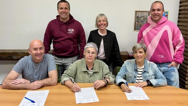 Momento de la firma del convenio de las tres localidades de Lea Artibai / Ondarroako Udala Momento de la firma del convenio de las tres localidades de Lea Artibai