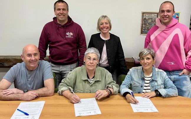 Momento de la firma del convenio de las tres localidades de Lea Artibai / Ondarroako Udala Momento de la firma del convenio de las tres localidades de Lea Artibai
