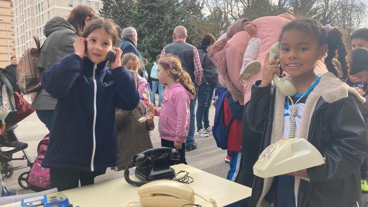 En imágenes: Alumnos de Paula Montal-Escolapias abren una cápsula del tiempo de los años 80