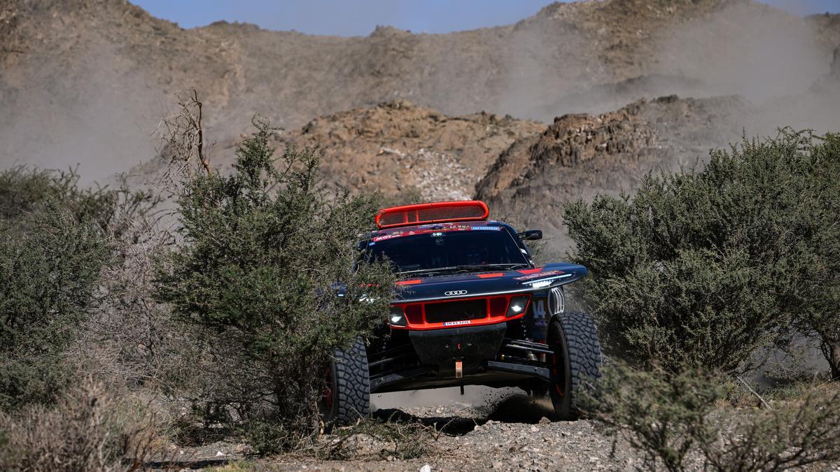 Carlos Sainz sigue líder de la general de coches en el Dakar.