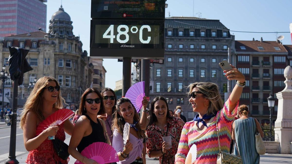 En imágenes: Bilbao supera los 40 grados en el ecuador de Aste Nagusia