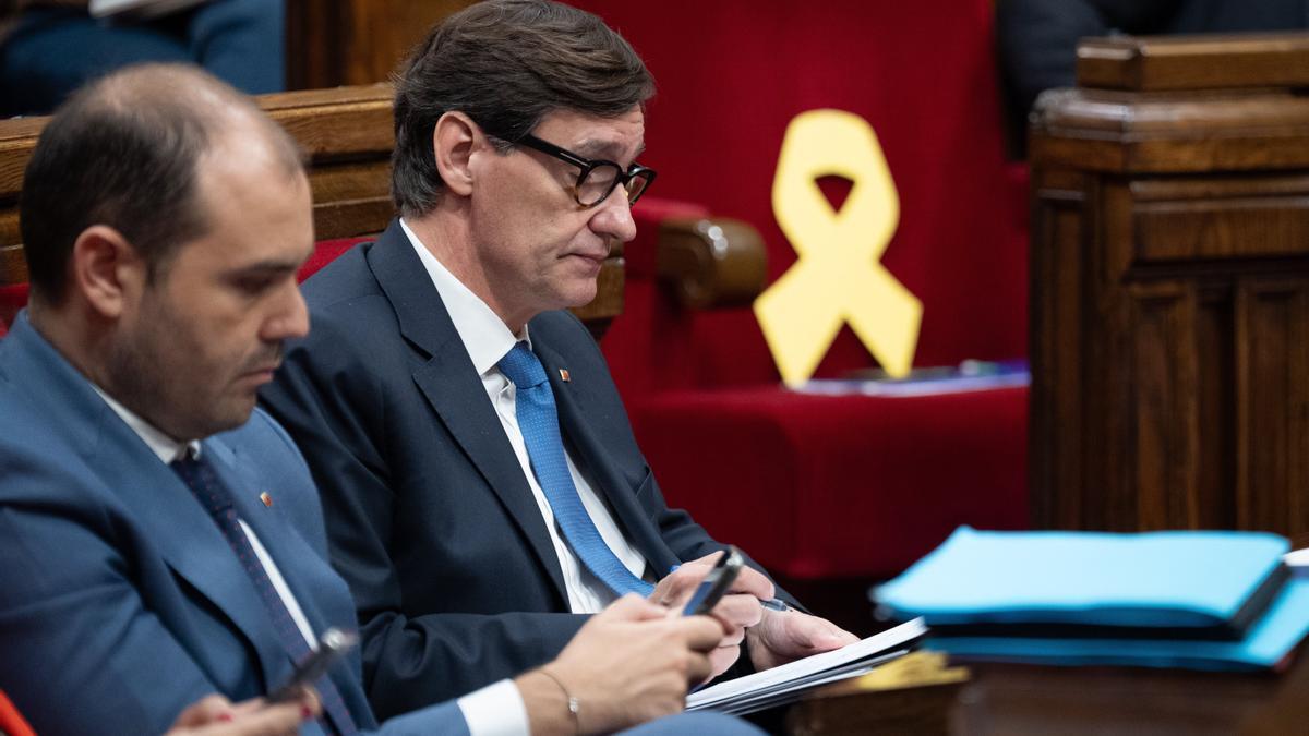 Illa mira sus papeles en la segunda jornada del debate de política general en el Parlament.