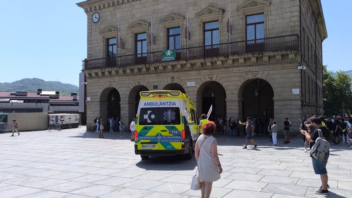 Ambulancia llegando a atender a la persona mareada