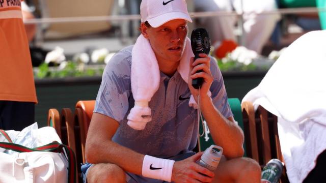 Jannik Sinner durante su partido contra Cerundolo de la segunda ronda de Roland Garros 2026.