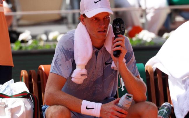 Jannik Sinner durante su partido contra Cerundolo de la segunda ronda de Roland Garros 2026.