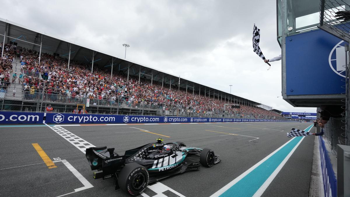 Kimi Antonelli cruza la línea de meta del Gran Premio de Miami en primera posición.