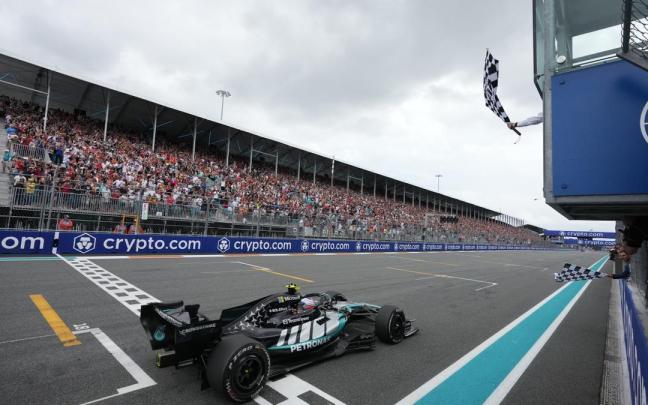 Kimi Antonelli cruza la línea de meta del Gran Premio de Miami en primera posición.