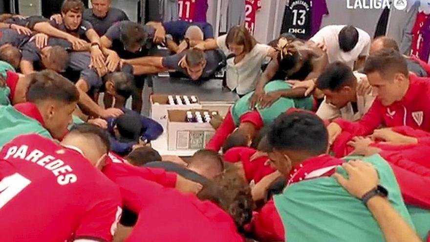Jugadores y staff técnico del Athletic, rezando antes del partido contra el Real Madrid. | FOTO: MOVISTAR+