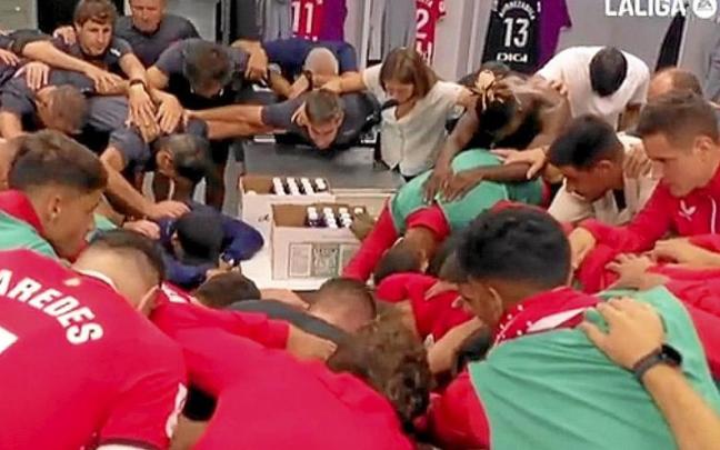 Jugadores y staff técnico del Athletic, rezando antes del partido contra el Real Madrid. | FOTO: MOVISTAR+ Jugadores y staff técnico del Athletic, rezando antes del partido contra el Real Madrid. | FOTO: MOVISTAR+