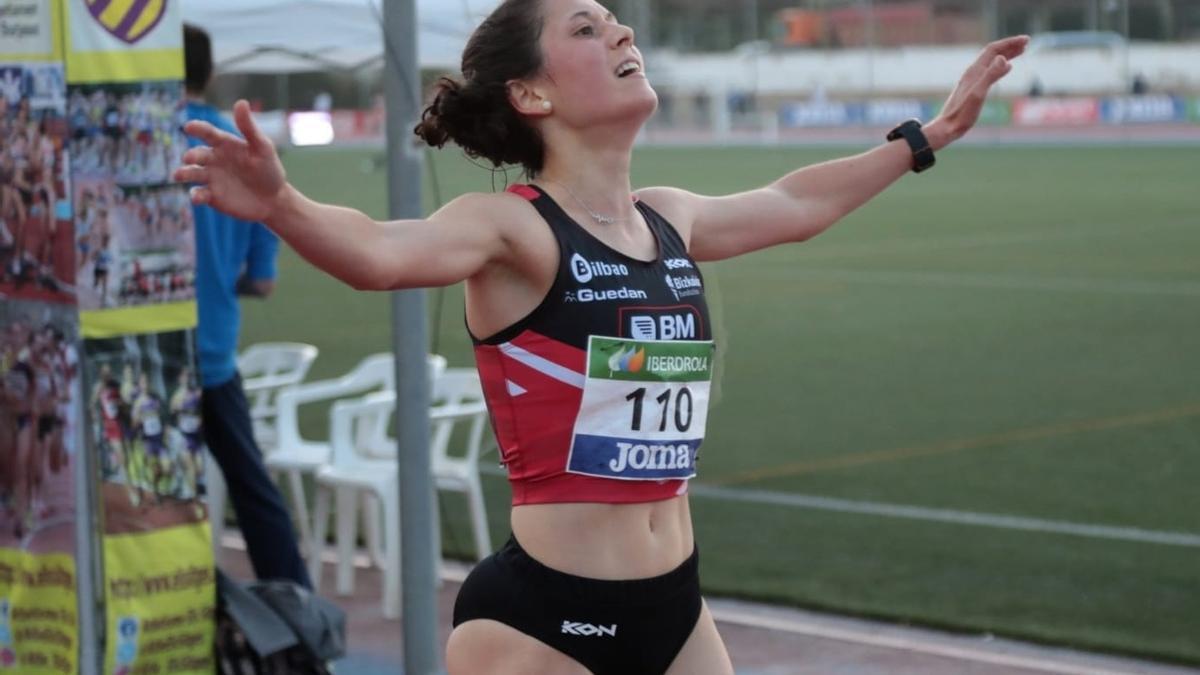 Isabel Barreiro, del Bilbao Atletismo Santutxu, celebra su oro en 10.000 metros pista.