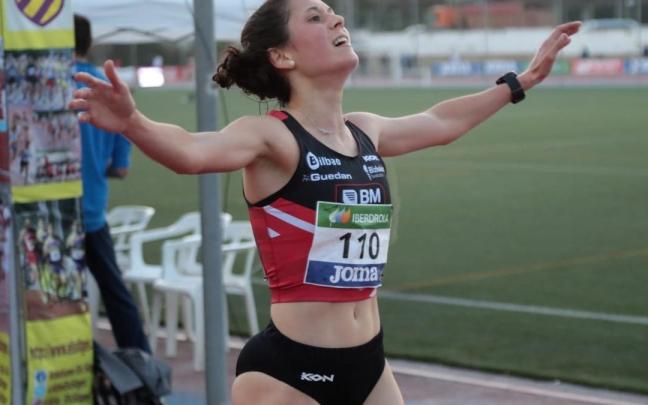 Isabel Barreiro, del Bilbao Atletismo Santutxu, celebra su oro en 10.000 metros pista. Isabel Barreiro, del Bilbao Atletismo Santutxu, celebra su oro en 10.000 metros pista.