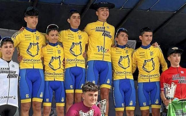 Lado posa ayer en el podio en Amurrio.