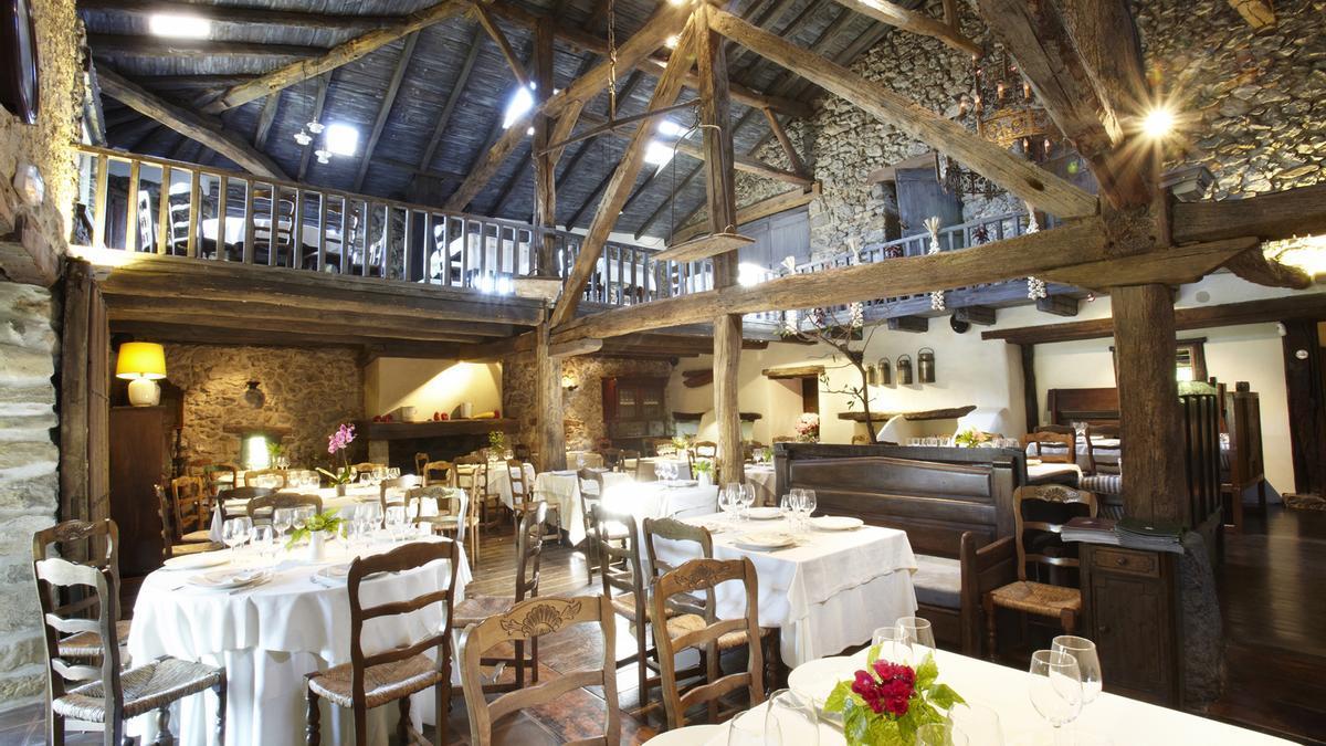 Interior de piedra y madera del restaurante Baserri Maitea.